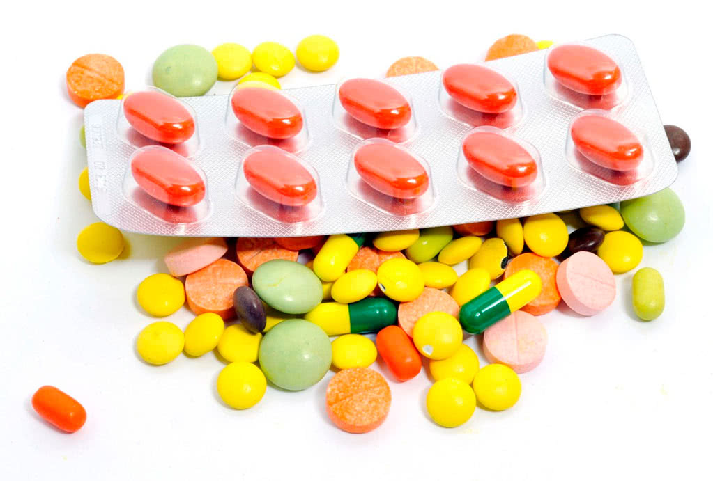Витамины при язве желудка. Разноцветные таблетки. Россыпь лекарств. Таблетки на прозрачном фоне. Таблетки клипарт.