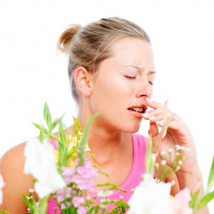 Женщина с аллергией на пыльцу цветов