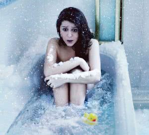 Женщина в ванной с холодной водой